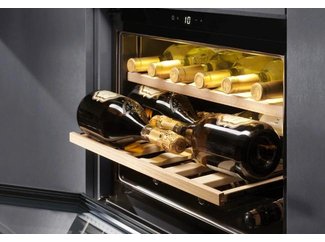 Деревянные полки в шкафу